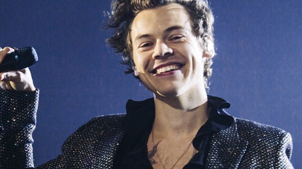 Harry Styles : son shooting improbable avec des poules pour Gucci