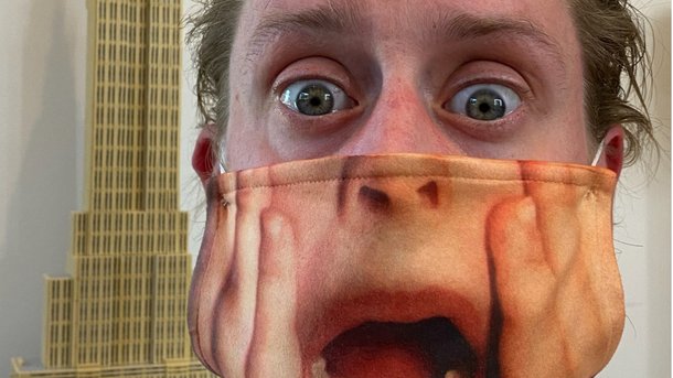 Les infos du Réveil Chérie : Macaulay Culkin, de "Maman j'ai raté l'avion", fait le buzz avec un masque très spécial