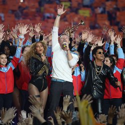 Beyoncé, Chris Martin et Bruno Mars lors de la mi-temps du Superbowl!