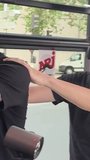 Manu lance une chenille dans le bus !