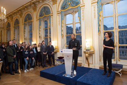 Pharrell Williams reçoit la médaille d'officier des arts et des lettres