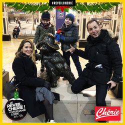 Stéphanie, Jean-Philippe, Mathilde et sa petite famille profitent d'un séjour à Londres sur les traces de Paddington 