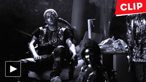 Vald voit la vie en «Gris» dans son nouveau clip
