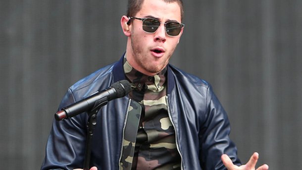 Nick Jonas regrette d'avoir passé trop de temps avec ses frères!