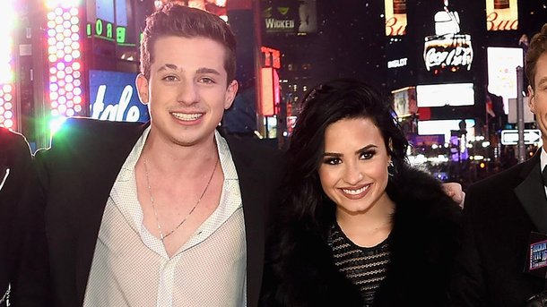 Charlie Puth, sur scène,  dédicace «See You Again» à Demi Lovato