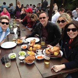 Niall Horan en terrasse 