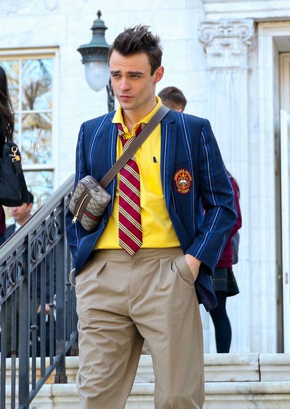 Look 3 : le petit sac Gucci pour y ranger son livre de SVT