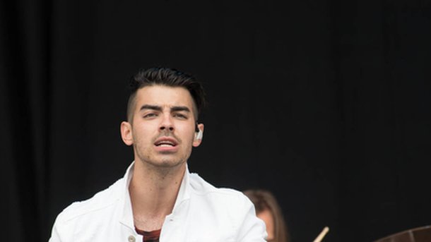 Joe Jonas : aux petits soins avec sa nièce!