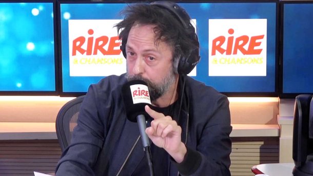 David Azencot face à Arnaud Ducret et Enya Baroux, pour le film "Le visiteur du futur"