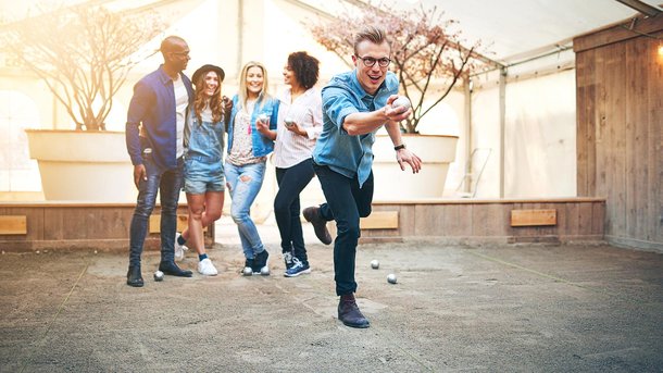 Les infos du Réveil Chérie : Un Sétois a inventé des boules de pétanque ovales !
