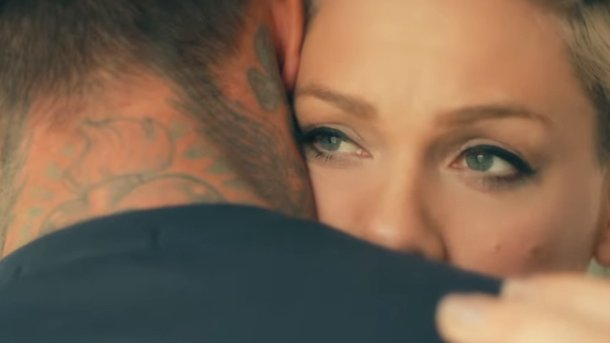 Pink dévoile un clip romantique avec son mari Carey Hart pour le titre «90 Days»
