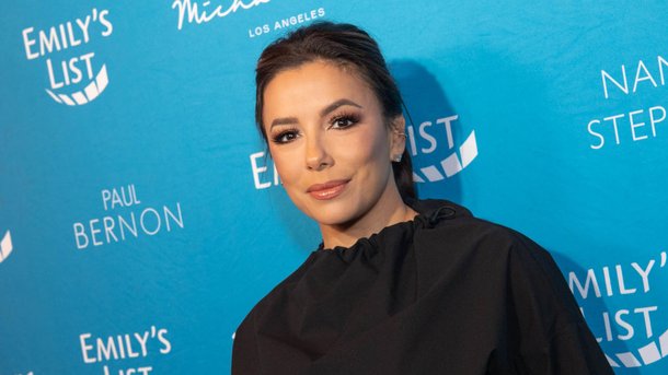 Eva Longoria, ultra–stylée en tailleur, pose avec son fils Santiago