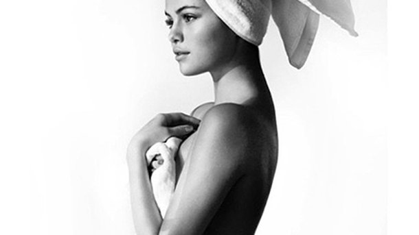 Selena Gomez pose nue pour Mario Testino!
