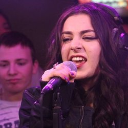 Mercredi 3 Décembre avec Charli XCX