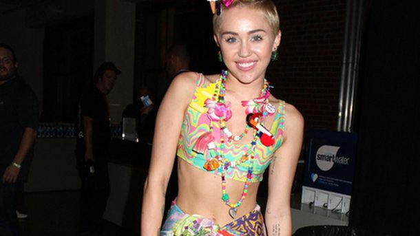 Miley Cyrus appelle la police à l’aide pour échapper aux paparazzi!