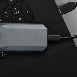Le Savage EXO d'HyperX connecté à un PC