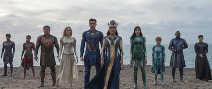 Kingo (Kumail Nanjiani), Makkari (Lauren Ridloff), Gilgamesh (Don Lee), Thena (Angelina Jolie), Ikaris (Richard Madden), Ajak (Salma Hayek), Sersi (Gemma Chan), Sprite (Lia McHugh), Phastos (Brian Tyree Henry) et Druig (Barry Keoghan) dans "Les Eternels"