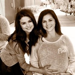 Selena Gomez: J'espère que toutes les incroyables mamans passent une supère journée! j'ai la meilleure maman du monde:))Je t'aime tellement! 