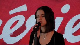 Marina Kaye interprète «The Whole 9» en live sur Chérie FM