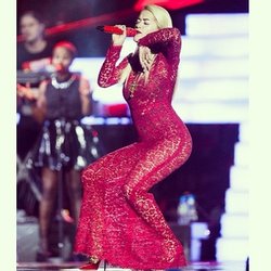 Ce soir c’était inspirant. Merci de m’avoir reçu l’02! #ladyinred #dolceandgabbana #stephenlawrence…