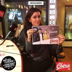 Jenifer présente la date du jeu de l'anniversaire