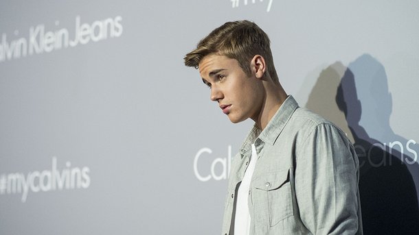 Justin Bieber adorable avec son nœud papillon rose, aux côtés de son demi-frère et de son père