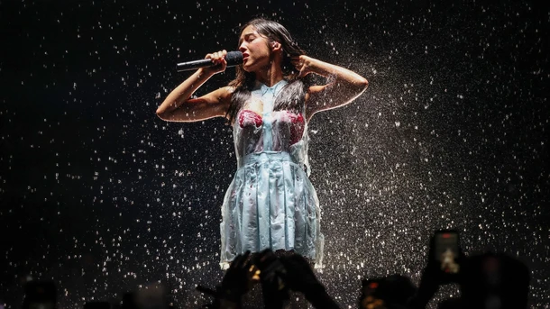 La robe d'Olivia Rodrigo se désintègre sur scène