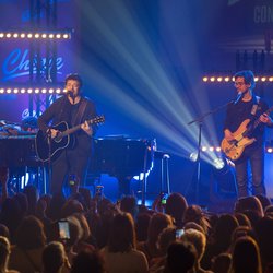 Patrick Bruel interprète "Tout recommencer" sur la scène du Casino Barrière à Lille.