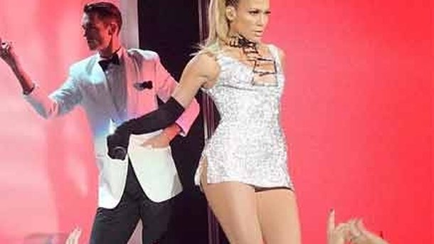 Jennifer Lopez dévoile son "Booty" sur scène !