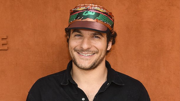 Confiné, Amir dévoile son nouveau hit "À la maison"