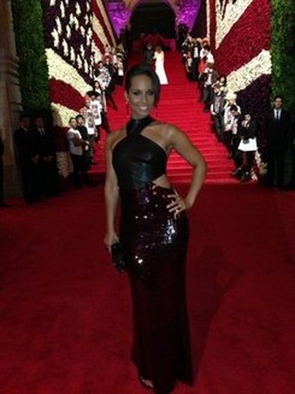 Alicia Keys ‏: L'entrée pour le @metmuseum #metgala...Quelle soirée! ;-)
