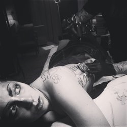 Lady Gaga se fait tatouer en direct!