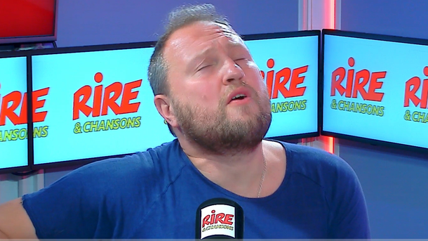 La chanson d'Oldelaf : "La tristitude" 2021" :  "... C’est voir un match d’impro fait que par des sourds-muets, C’est quand le schtroumpf costaud héberge le schtroumpf coquet, C’est quand t’as une hémiplégie des 2 côtés (une plégie), Et ça fait mal..."