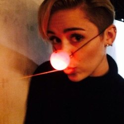 Miley Ray Cyrus: Préparation avant de monter sur scène à DC ! Petite retouche de dernière minute sur @freakabritt 