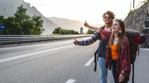 Les infos du Réveil Chérie : Ils partent en vacances en stop avec un budget de 28€