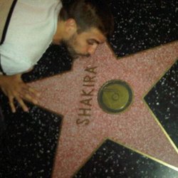 Gerard Piqué :Kissing Shak's Hollywood Star! 