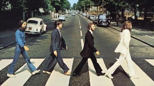 Les Beatles à Abbey Road : quand les acteurs des biopics de Sam Mendes rejouent la pochette légendaire