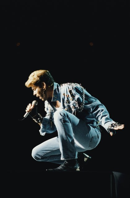 La période "Faith". Barbe de trois jours, jean moulant, lunettes aviateur et blouson de cuir ou de jeans, sur George Michael, le style fait son effet.