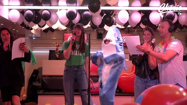 CLARA LUCIANI "Respire Encore" feat Iris, Sophie et Alex en live dans Le Réveil Chérie