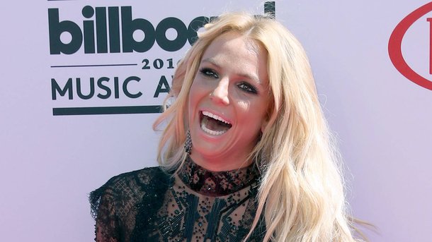 Britney Spears est prise d'un fou rire sur scène!