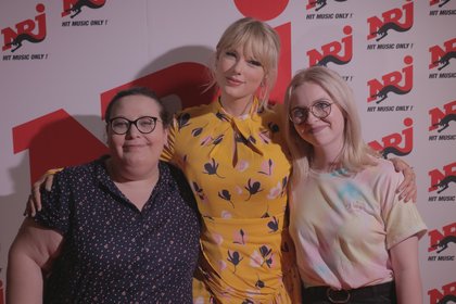Taylor Swift dans l'émission C'Cauet sur NRJ