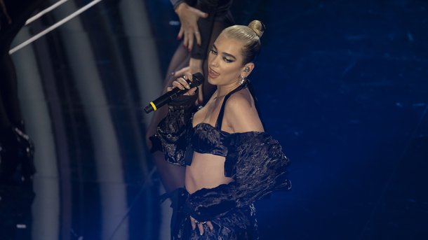 Dua Lipa en bikini sexy pour Noël