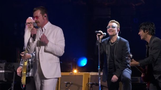 U2 laisse la scène aux Eagles Of Death Metal !