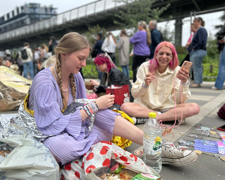 Fans de Taylor Swift sur le parvis de l'Accor Arena de la Défense, jeudi 9 mai 2024