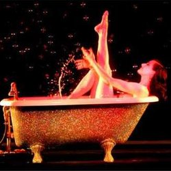 Dita Von Teese au Crazy Horse - la baignoire
