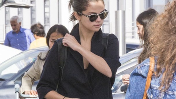 Selena Gomez très chic pour son départ de Londres