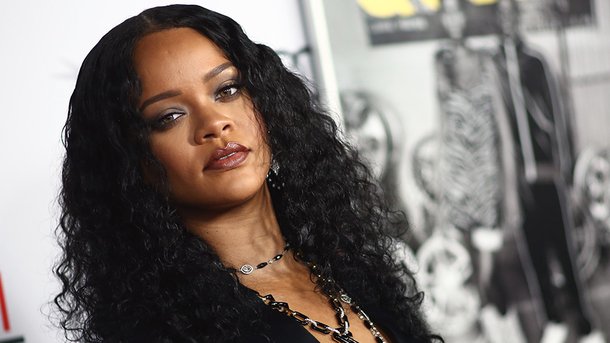 Rihanna sans maquillage dévoile sa routine de nuit pour «Fenty Skin»