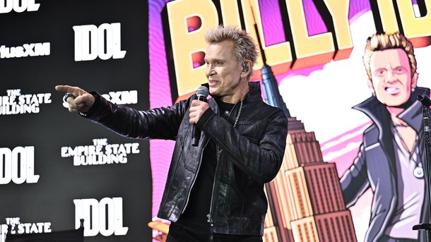 Regardez Billy Idol chanter "Rebel Yell" au sommet de l’Empire State Building