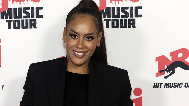 Amel Bent enceinte: les sublimes images de la chanteuse pour The Voice