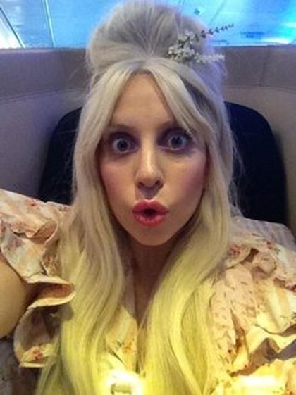 Lady Gaga: Je suis montée dans un énorme avion aujourd'hui! Si dur pour moi de se taire en public, je voulais courir dans les allées chantant ARTPOP